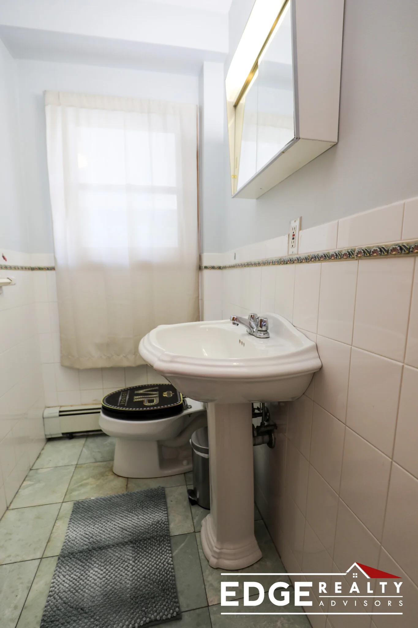 4.5 bed, 1.5 bath apartment for rent at 42 Gerrish St Unit N/A, Oak Square — photo 11 of 12