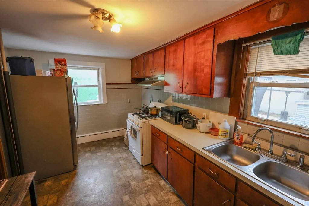 3 bed, 1 bath apartment for rent at 42 May St, Everett — photo 4 of 10