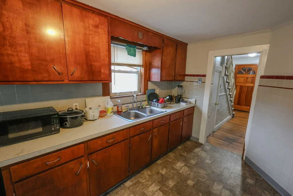 3 bed, 1 bath apartment for rent at 42 May St, Everett — photo 3 of 10