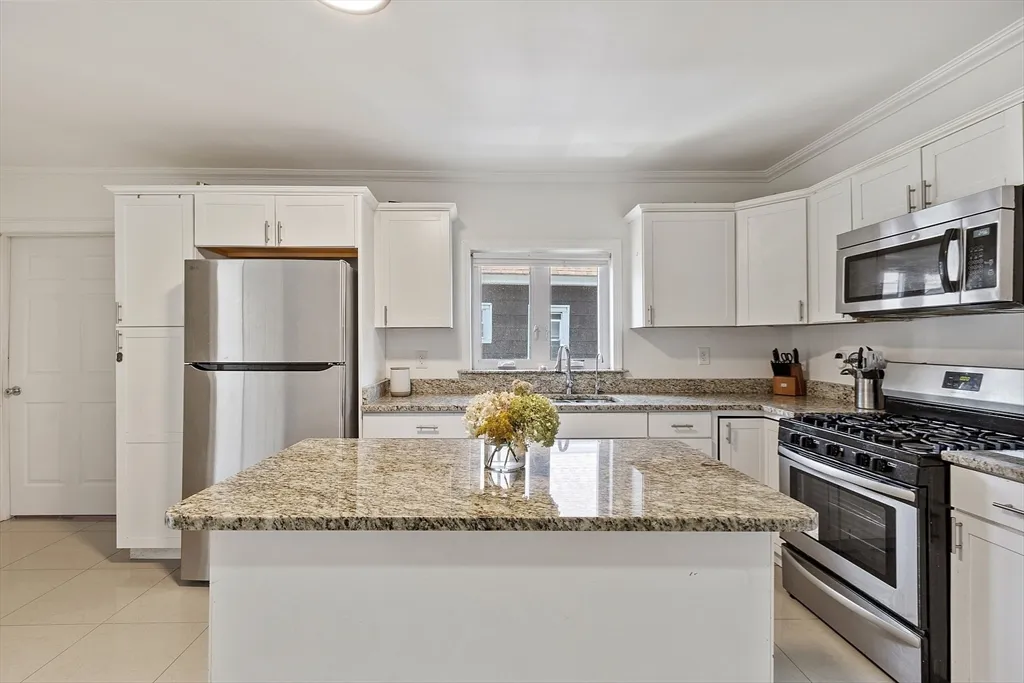 5 bed, 2 bath apartment for rent at 42 Perry Ave Unit 2, Lawrence — photo 3 of 8