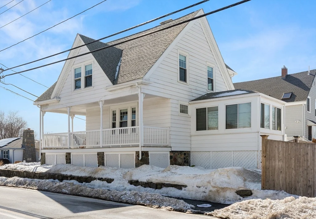 3 bed, 1 bath apartment for rent at 42 Phillips Rd, Nahant — photo 1 of 34