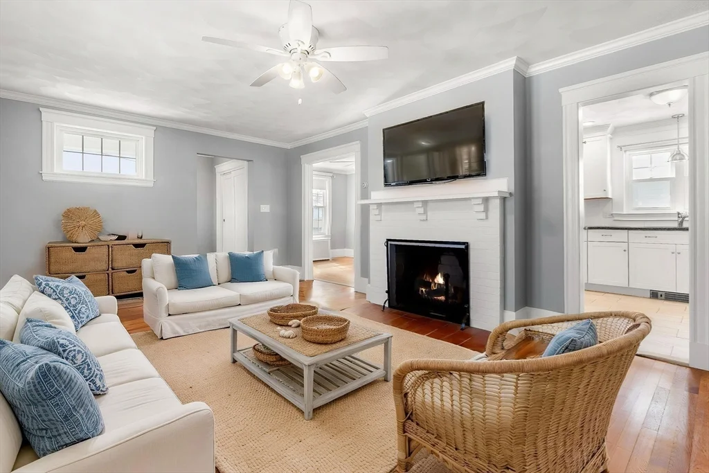 3 bed, 1 bath apartment for rent at 42 Phillips Rd, Nahant — photo 2 of 34