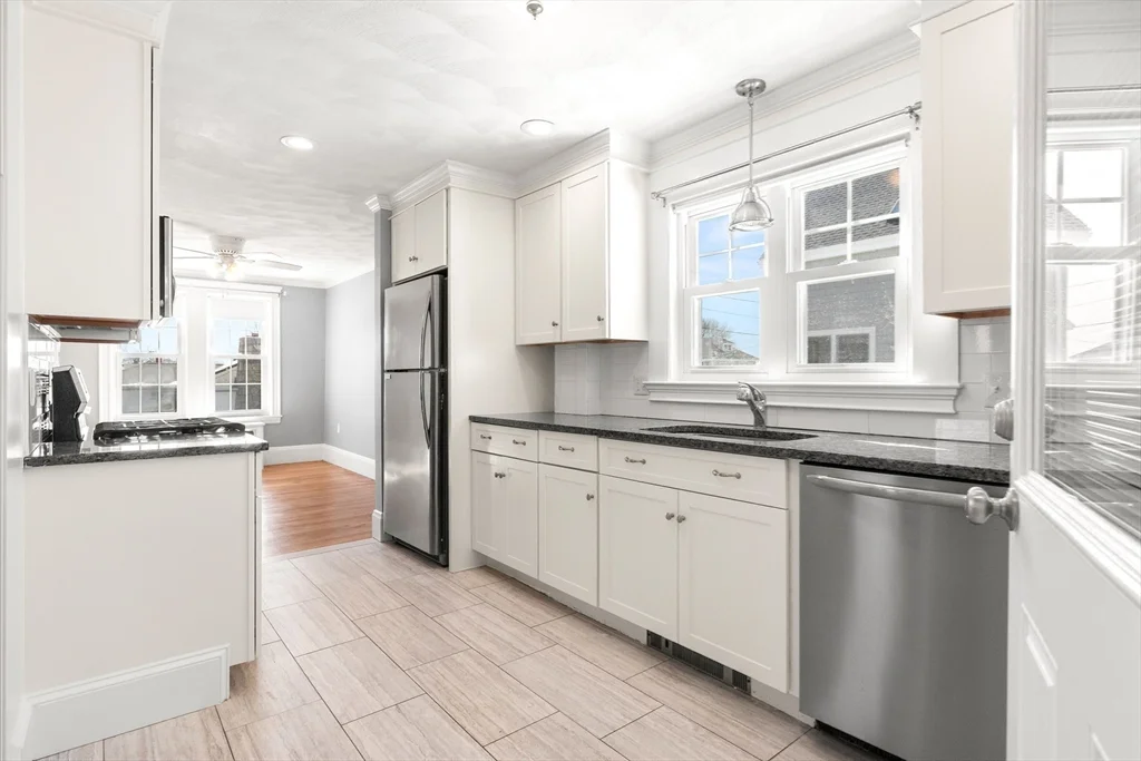 3 bed, 1 bath apartment for rent at 42 Phillips Rd, Nahant — photo 9 of 34