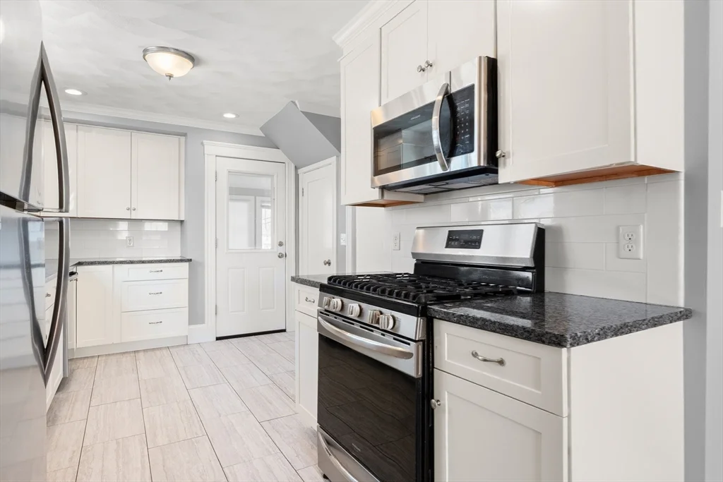 3 bed, 1 bath apartment for rent at 42 Phillips Rd, Nahant — photo 10 of 34