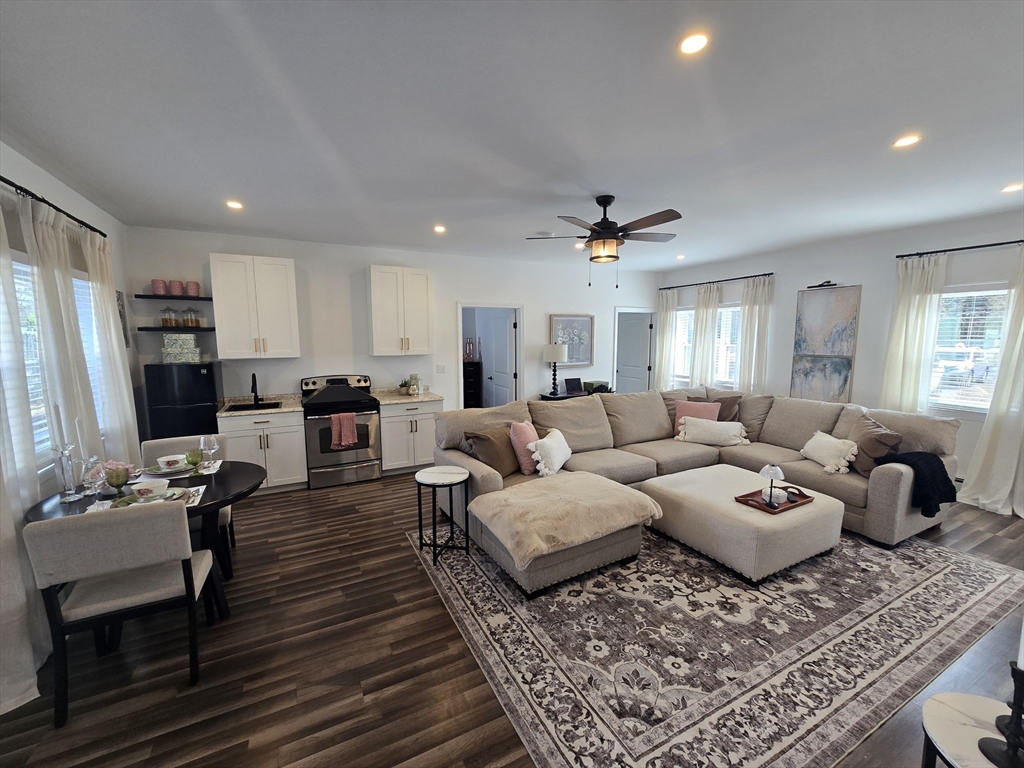 1 bed, 1 bath apartment for rent at 42 Salem St Unit 2, Wilmington — photo 2 of 9
