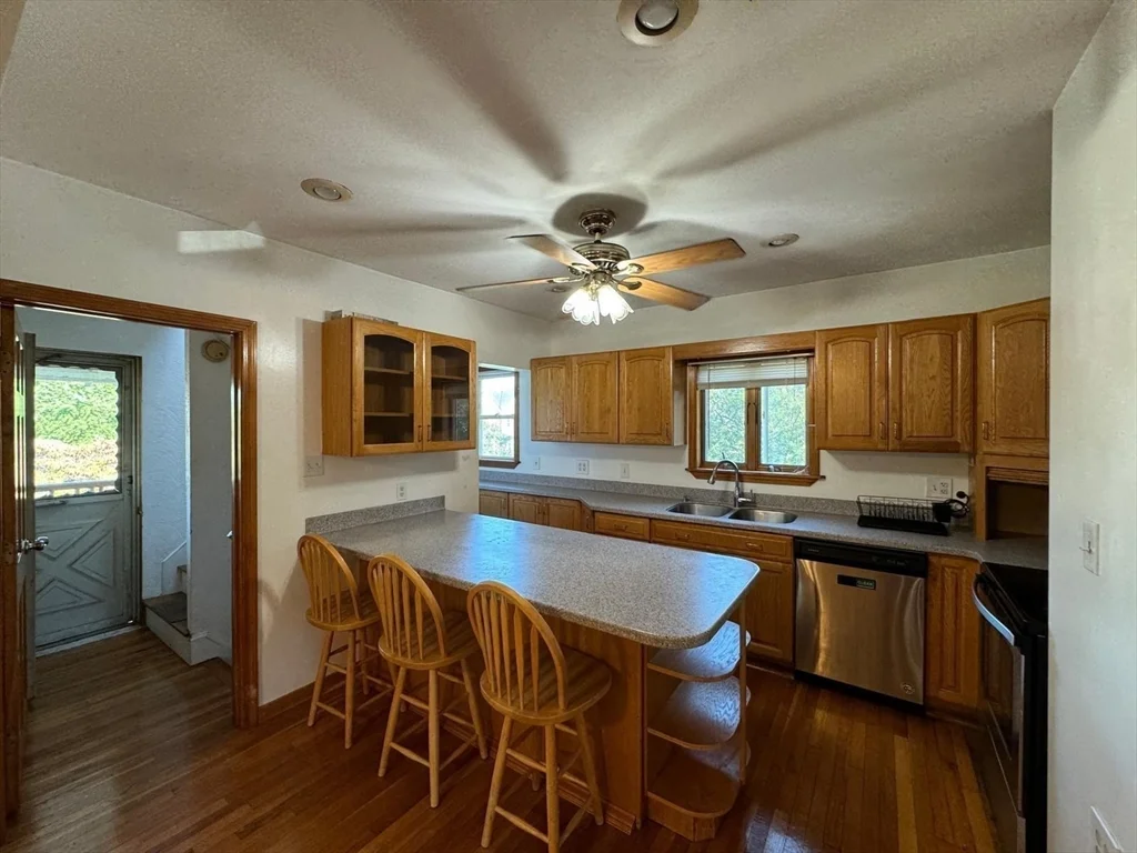 4 bed, 2 bath apartment for rent at 42 School Ln Unit 2, Watertown — photo 3 of 21
