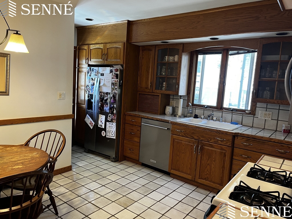 2 bed, 1 bath apartment for rent at 42 School St Unit 1, Arlington — photo 2 of 10