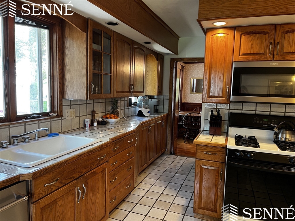 2 bed, 1 bath apartment for rent at 42 School St Unit 1, Arlington