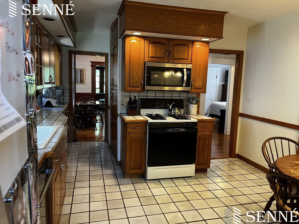 2 bed, 1 bath apartment for rent at 42 School St Unit 1, Arlington — photo 3 of 10