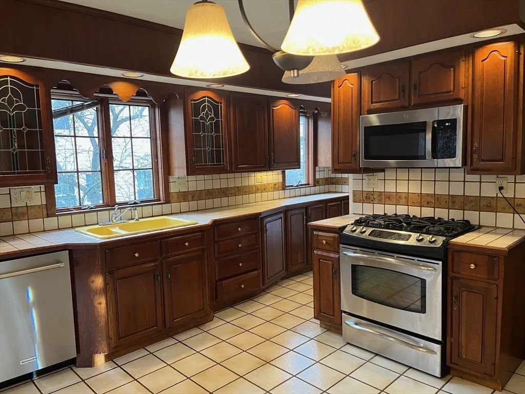 3 bed, 1 bath apartment for rent at 42 School St Unit 2, Arlington — photo 2 of 29