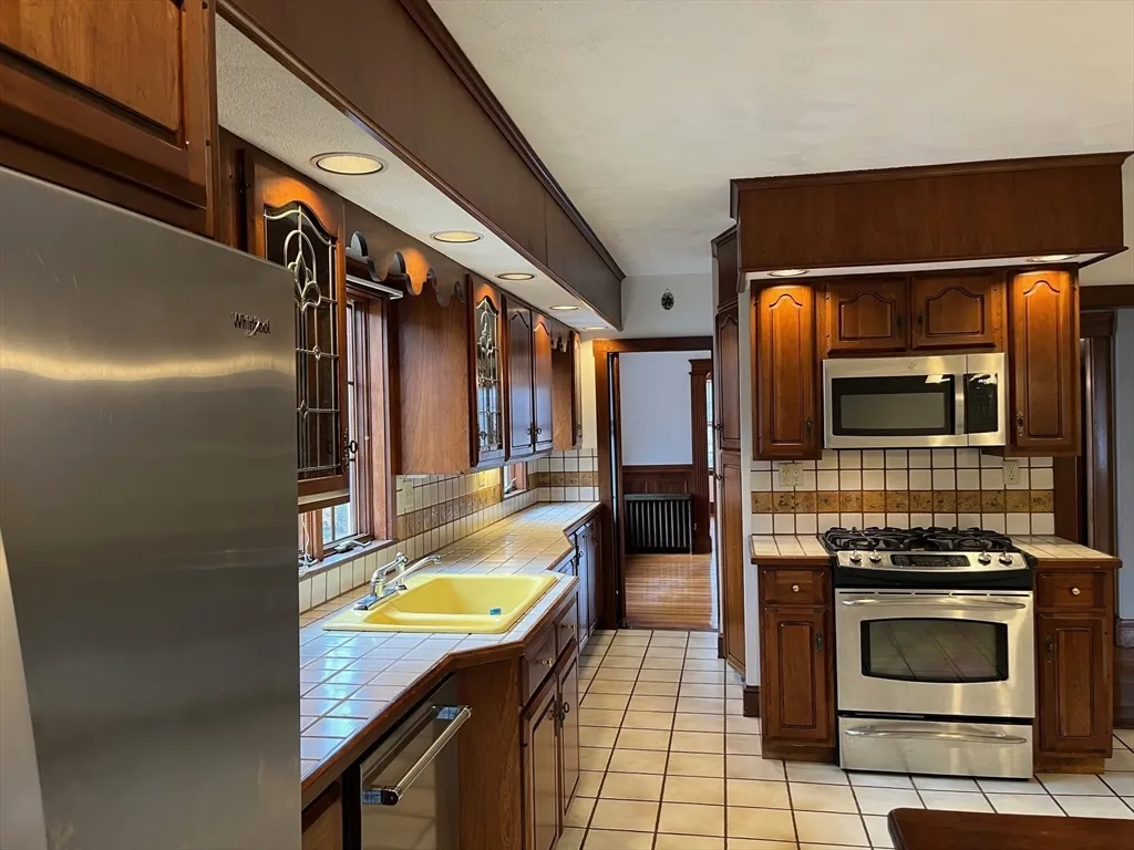 3 bed, 1 bath apartment for rent at 42 School St Unit 2, Arlington — photo 3 of 29