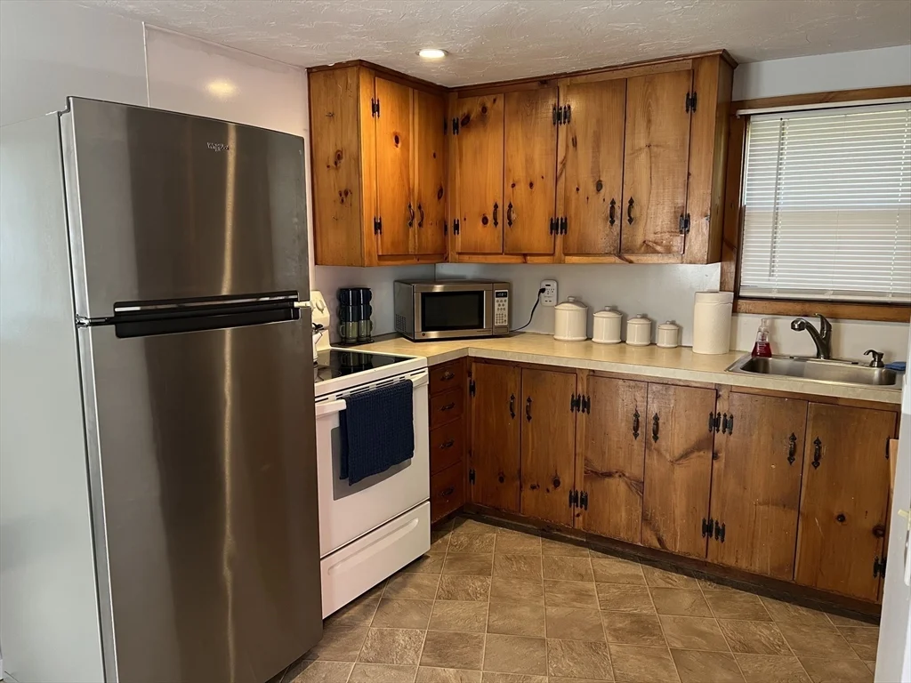 3 bed, 1 bath apartment for rent at 42 Union Park St, Hanson — photo 6 of 14