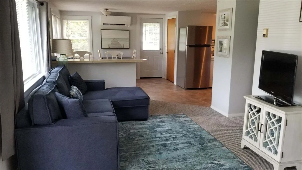 3 bed, 1 bath apartment for rent at 42 Union Park St, Hanson — photo 4 of 14
