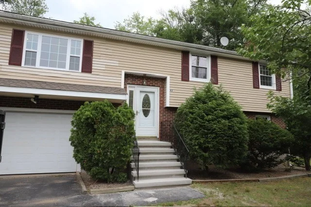 4 bed, 1 bath apartment for rent at 42 Wheatland St, Burlington — photo 1 of 26
