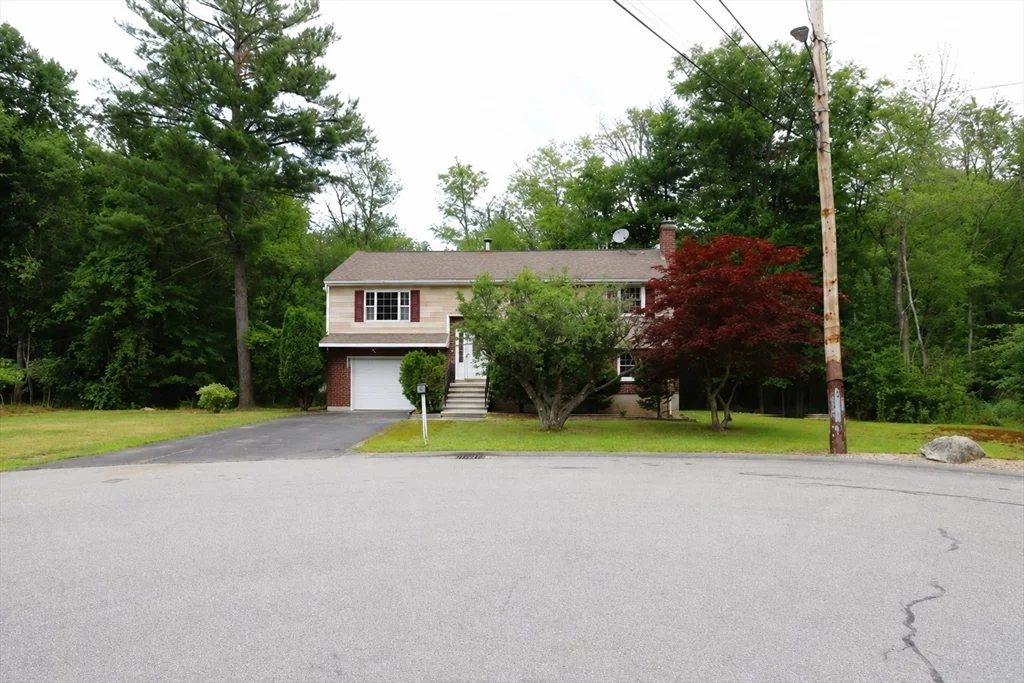 4 bed, 1 bath apartment for rent at 42 Wheatland St, Burlington — photo 4 of 26