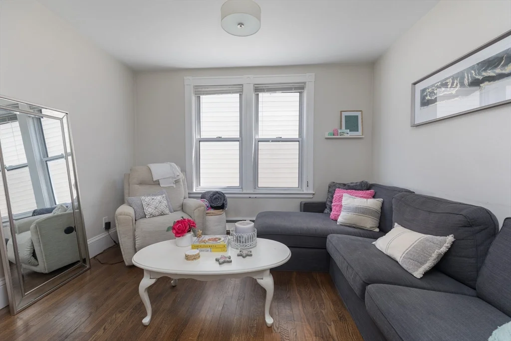 4 bed, 1 bath apartment for rent at 420 E 6th Unit 2, South Boston — photo 2 of 17