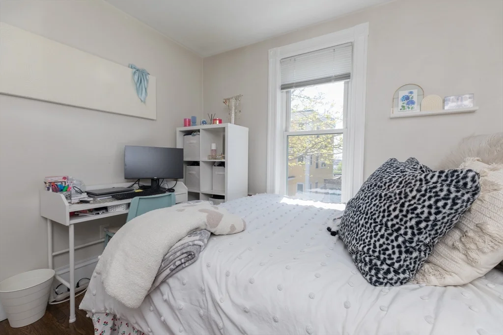 4 bed, 1 bath apartment for rent at 420 E 6th Unit 2, South Boston — photo 12 of 17