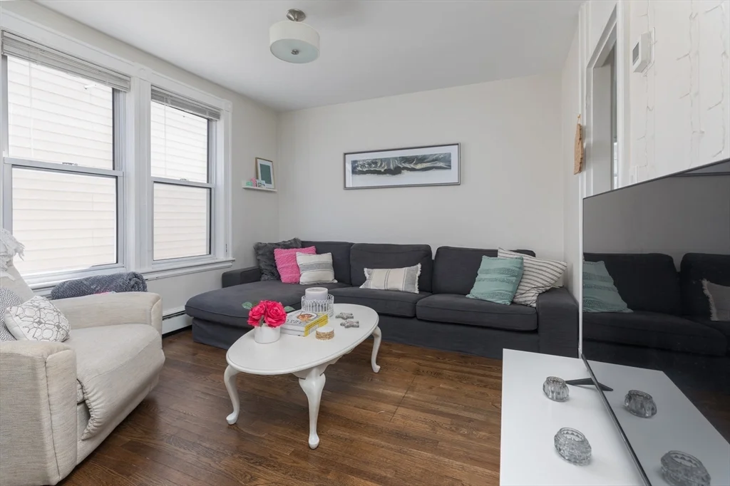 4 bed, 1 bath apartment for rent at 420 E 6th Unit 2, South Boston — photo 1 of 17