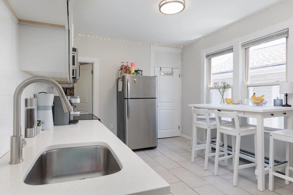 4 bed, 1 bath apartment for rent at 420 E 6th Unit 2, South Boston — photo 3 of 17