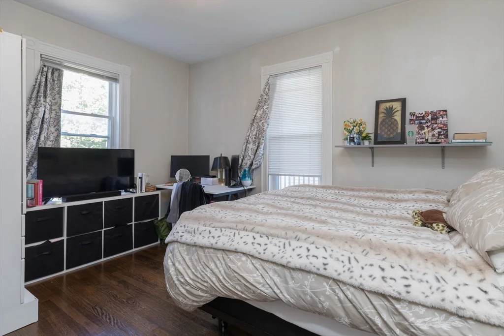 4 bed, 1 bath apartment for rent at 420 E 6th Unit 2, South Boston — photo 10 of 17