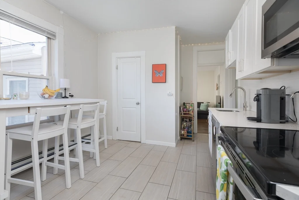 4 bed, 1 bath apartment for rent at 420 E 6th Unit 2, South Boston — photo 4 of 17