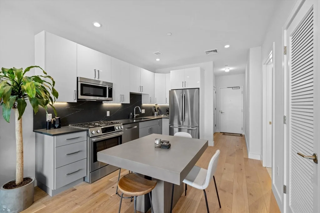 Studio bed, 1 bath apartment for rent at 420 W Broadway Unit 503, South Boston — photo 6 of 15