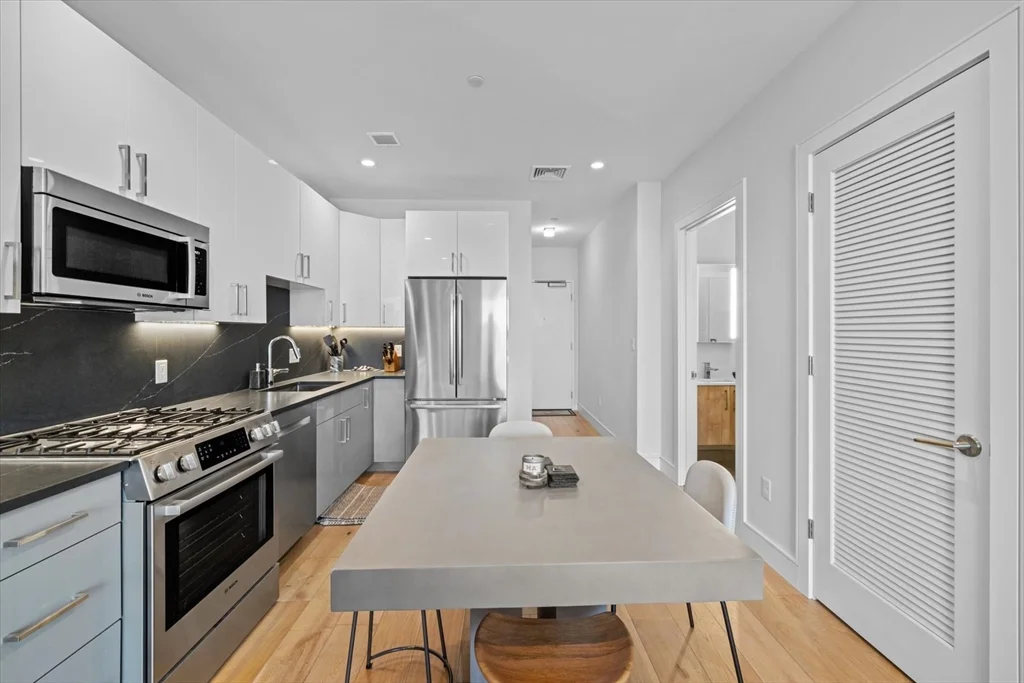 Studio bed, 1 bath apartment for rent at 420 W Broadway Unit 503, South Boston — photo 3 of 15