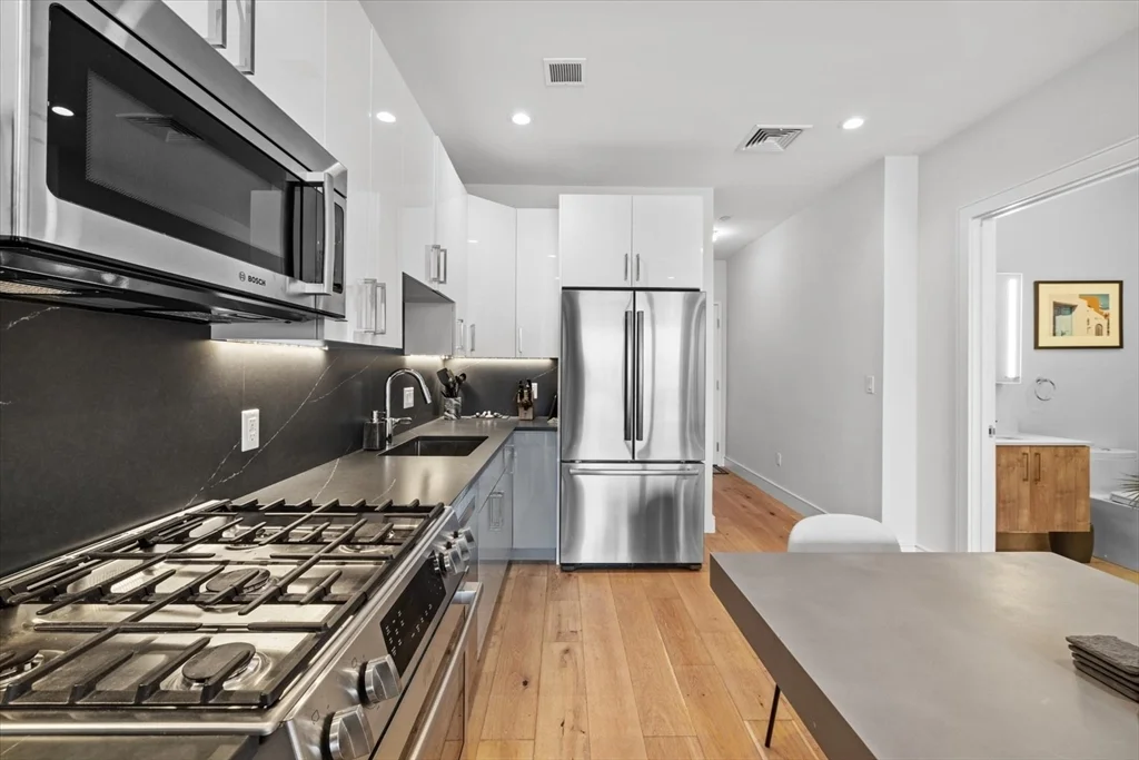 Studio bed, 1 bath apartment for rent at 420 W Broadway Unit 503, South Boston — photo 5 of 15