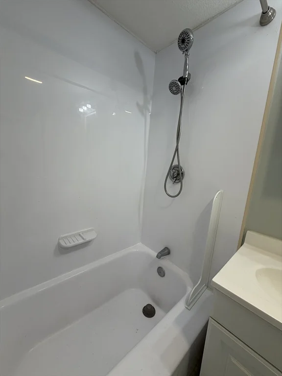 1 bed, 1 bath apartment for rent at 422 Hancock Unit 6, Quincy — photo 4 of 6