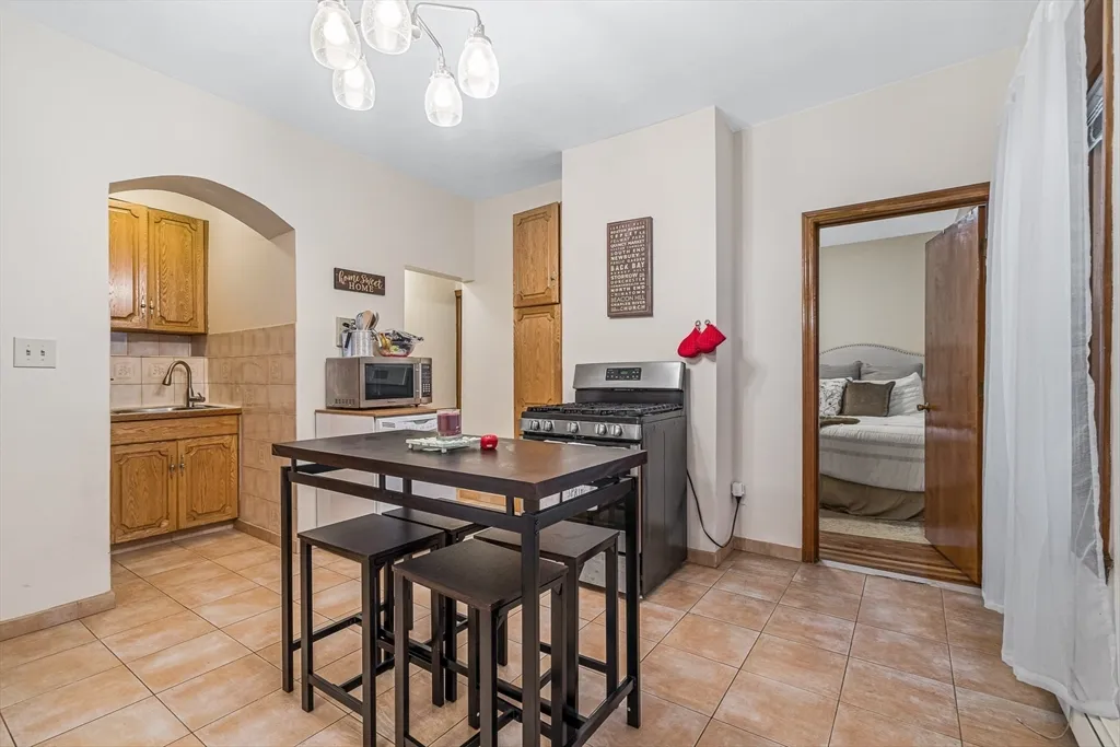 3 bed, 1 bath apartment for rent at 422 Hanover Unit 3, North End — photo 8 of 20