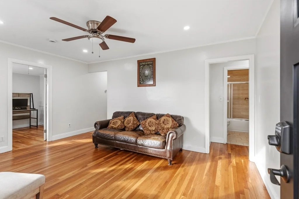 4 bed, 2 bath apartment for rent at 423 Bedford St, Lexington — photo 4 of 32