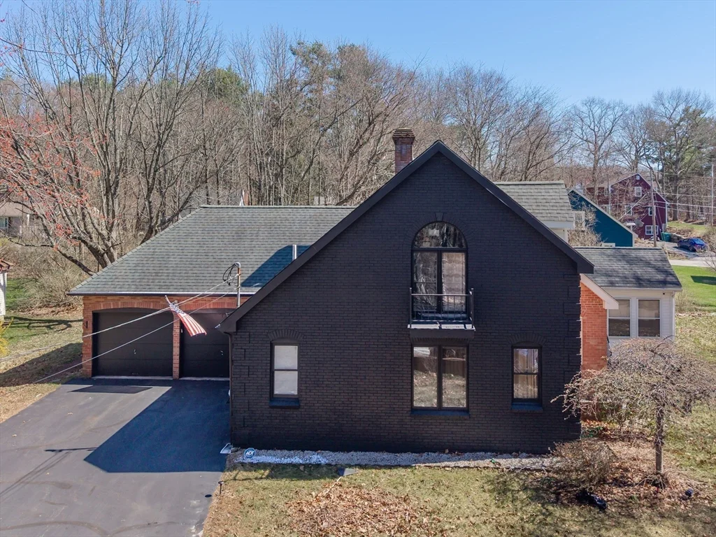 4 bed, 2 bath apartment for rent at 423 Goldthwaite Rd, Northbridge — photo 1 of 37