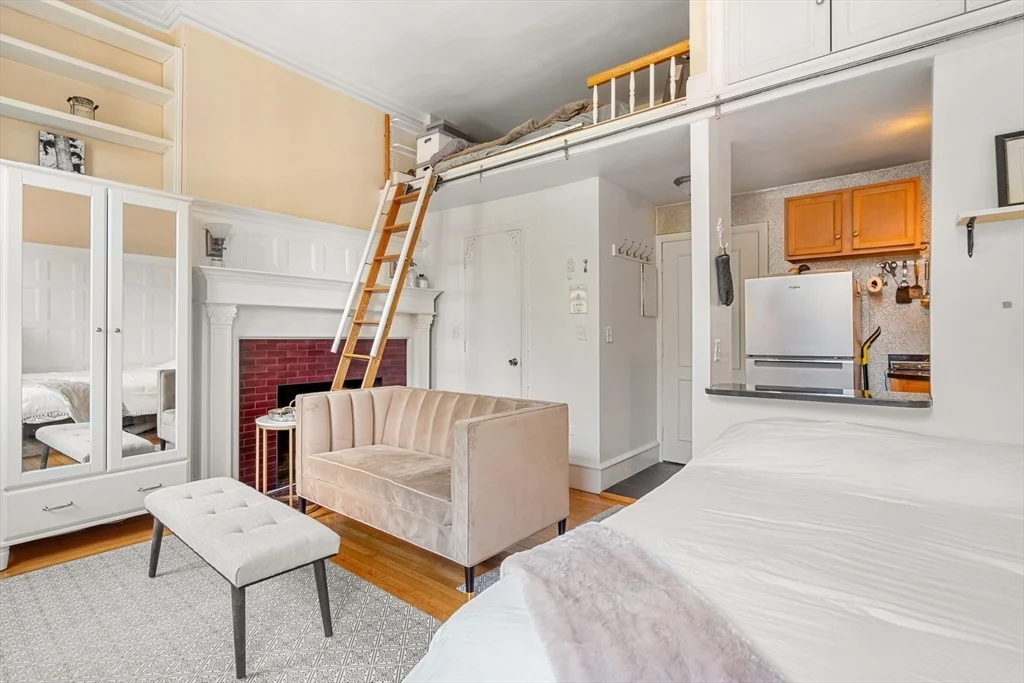 Studio bed, 1 bath apartment for rent at 425 Beacon St Unit 2, Back Bay — photo 4 of 11
