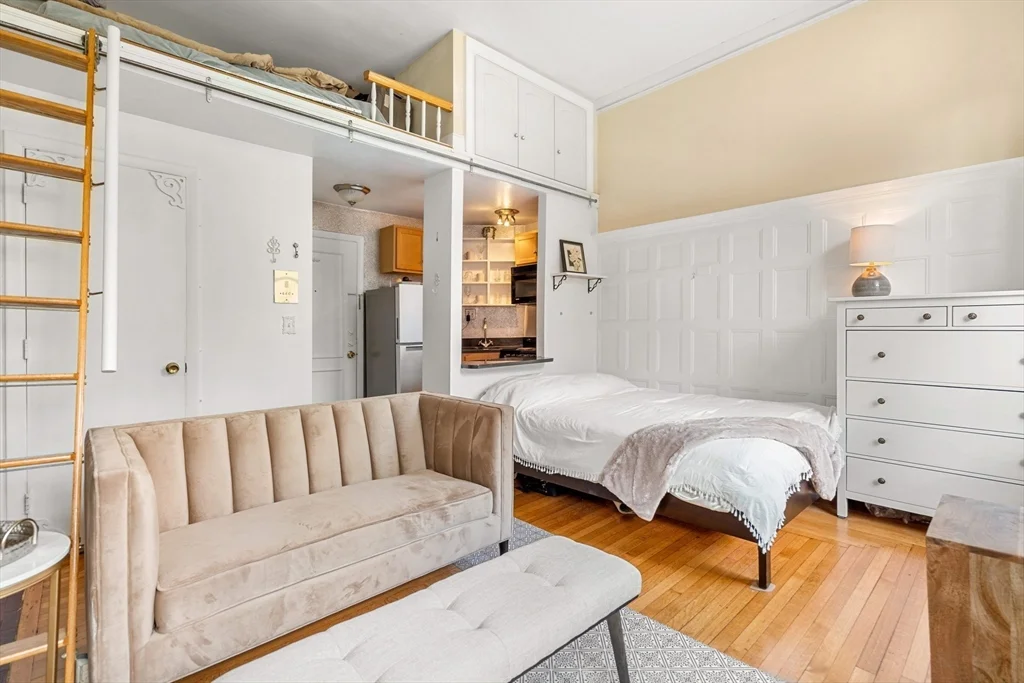 Studio bed, 1 bath apartment for rent at 425 Beacon St Unit 2, Back Bay — photo 3 of 11