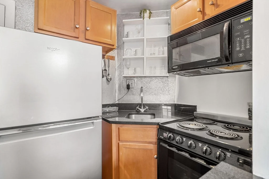 Studio bed, 1 bath apartment for rent at 425 Beacon St Unit 2, Back Bay — photo 6 of 11