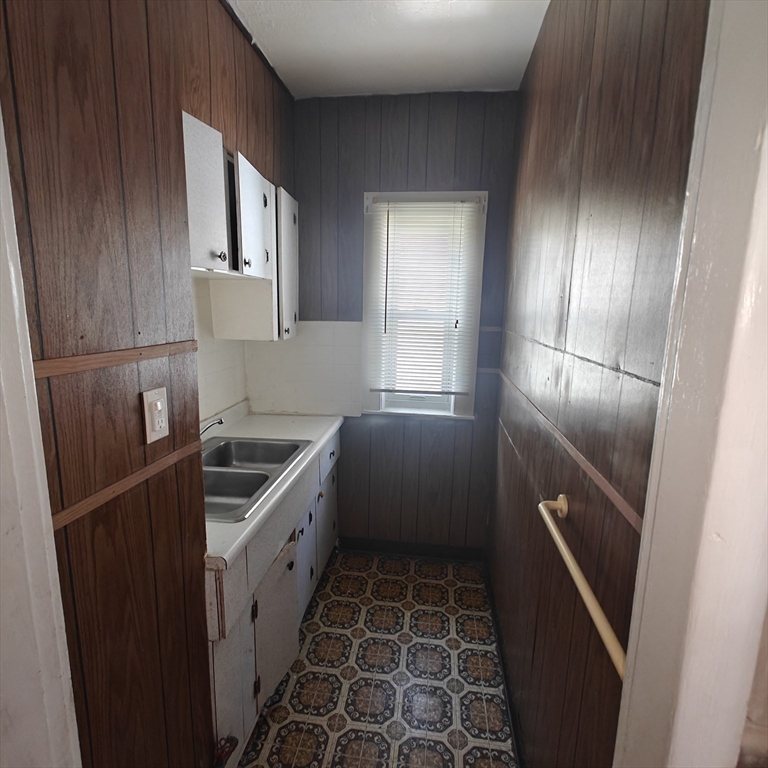2 bed, 1 bath apartment for rent at 425 Chelmsford St Unit 2, Lowell — photo 3 of 5