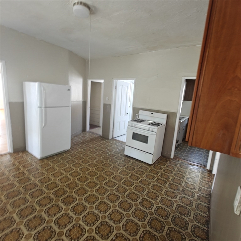 2 bed, 1 bath apartment for rent at 425 Chelmsford St Unit 2, Lowell — photo 2 of 5