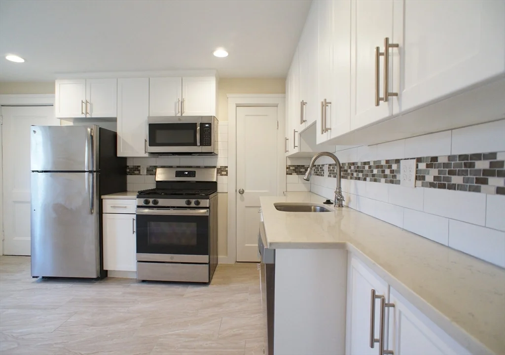 1 bed, 1 bath apartment for rent at 425 Newport Ave Unit 1, Quincy — photo 2 of 9