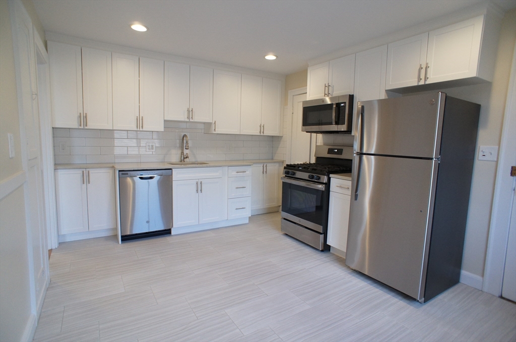 1 bed, 1 bath apartment for rent at 425 Newport Ave Unit 2, Quincy — photo 2 of 7