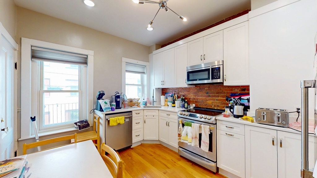 3 bed, 2 bath apartment for rent at 426 East 5th St Unit 2, South Boston — photo 7 of 21