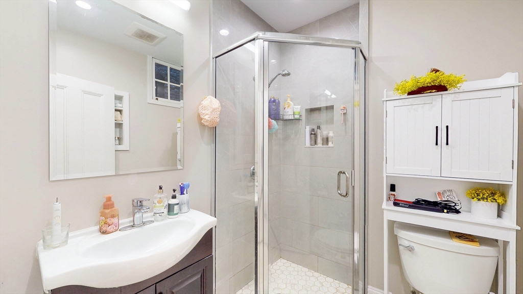 3 bed, 2 bath apartment for rent at 426 East 5th St Unit 2, South Boston — photo 14 of 21