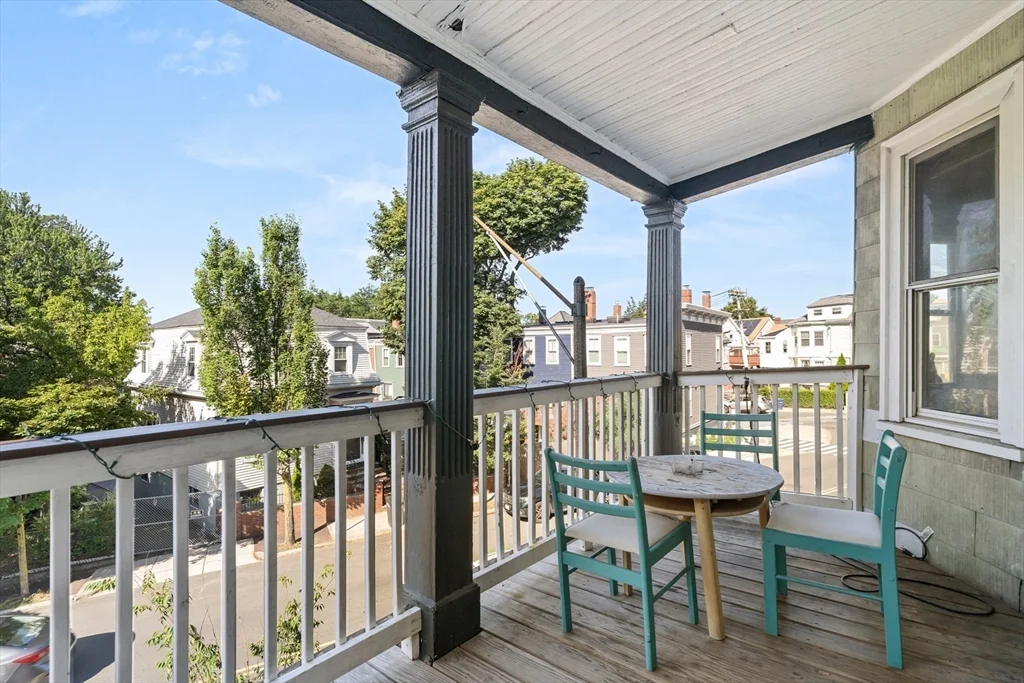 4 bed, 1 bath apartment for rent at 427 Medford St Unit 2, Winter Hill — photo 2 of 13
