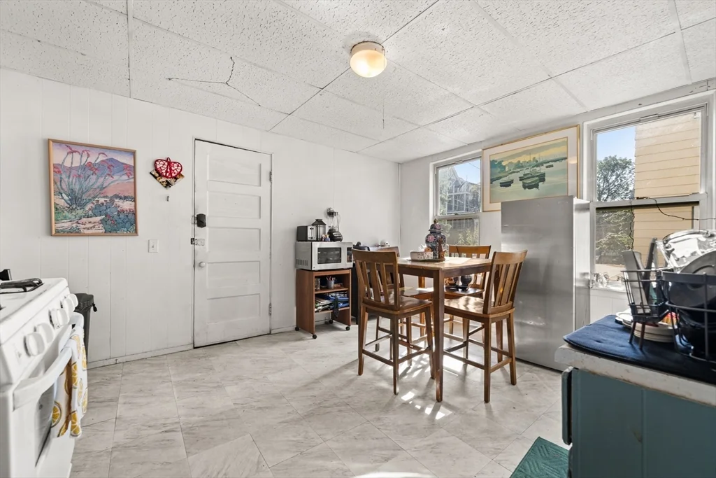 4 bed, 1 bath apartment for rent at 427 Medford St Unit 2, Winter Hill — photo 8 of 13