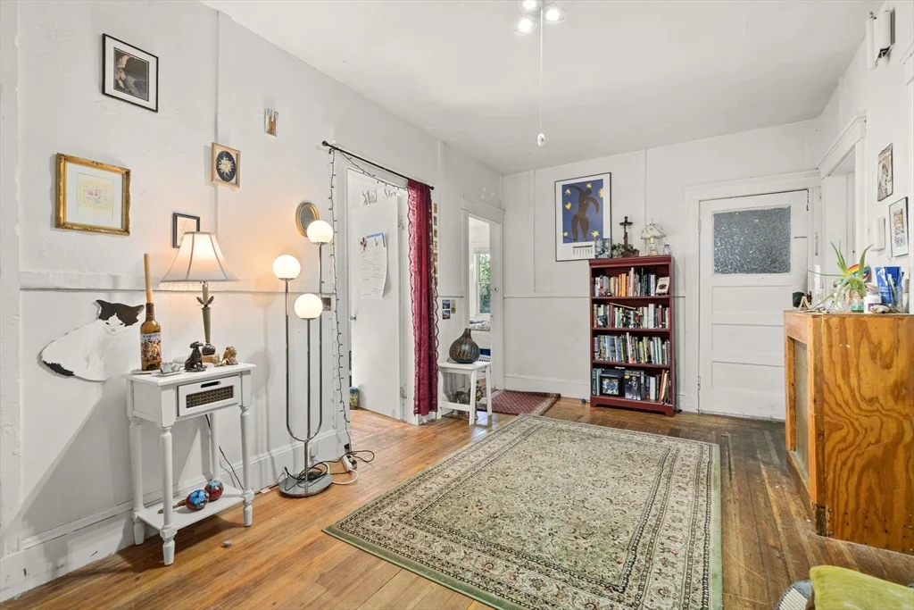 4 bed, 1 bath apartment for rent at 427 Medford St Unit 2, Winter Hill — photo 5 of 13