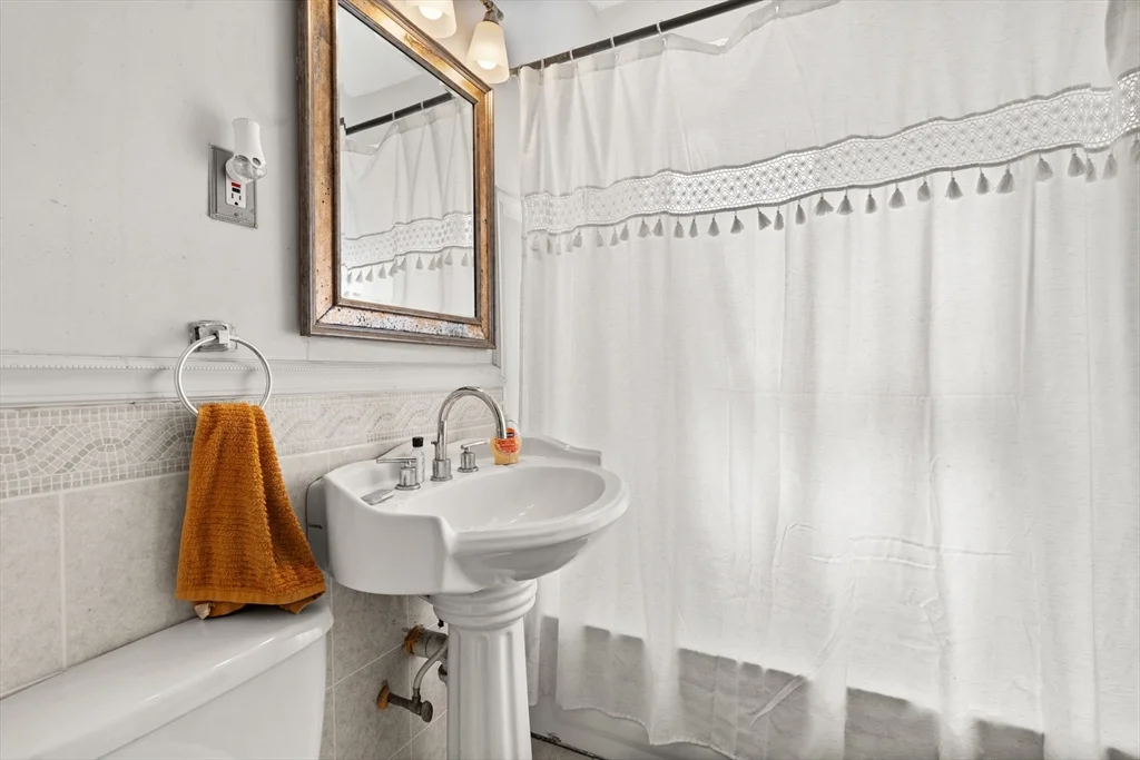 4 bed, 1 bath apartment for rent at 427 Medford St Unit 2, Winter Hill — photo 13 of 13