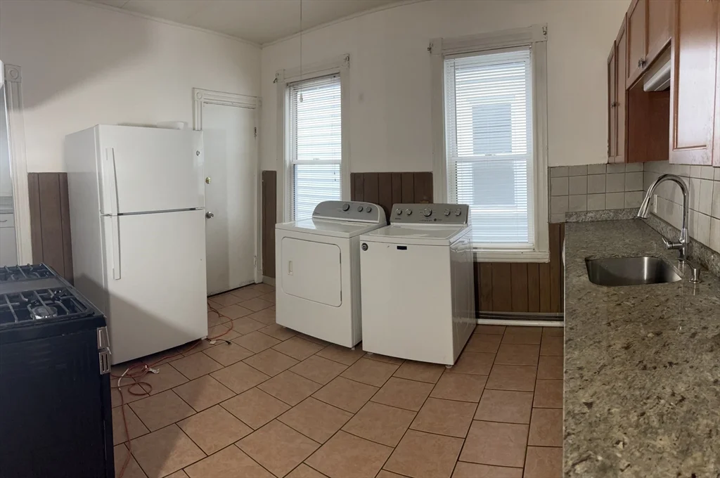 3 bed, 1 bath apartment for rent at 427 Winthrop St Unit 1, Winthrop — photo 4 of 14