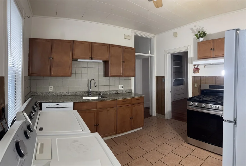 3 bed, 1 bath apartment for rent at 427 Winthrop St Unit 1, Winthrop — photo 3 of 14