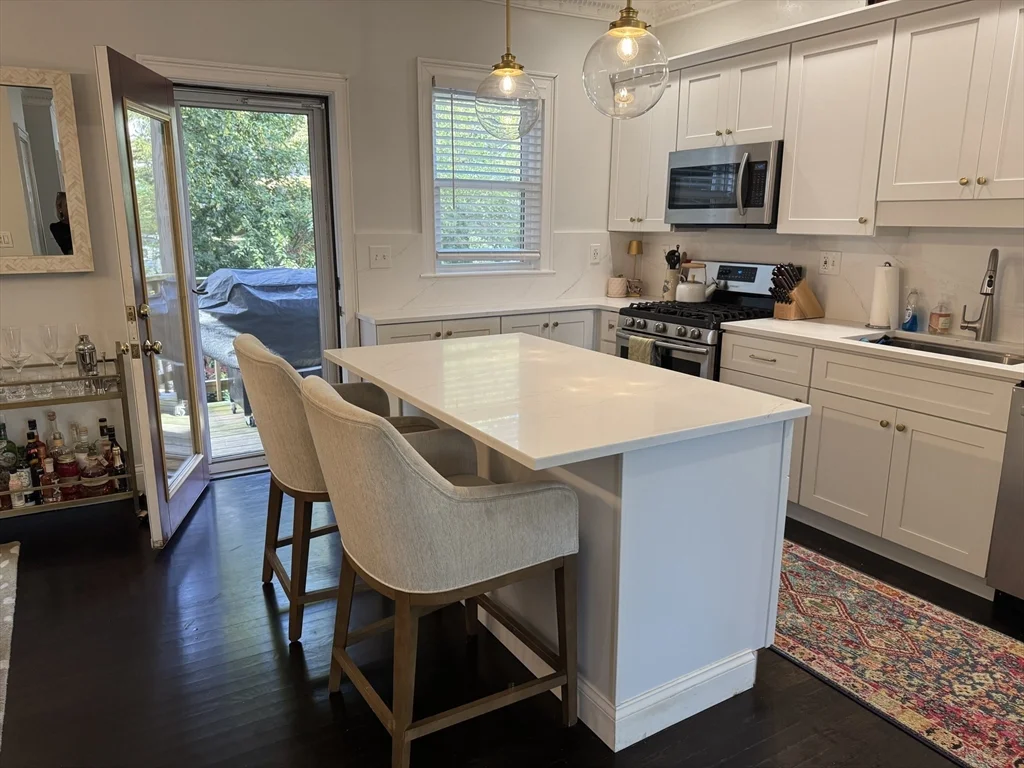 2 bed, 1 bath apartment for rent at 428 East Eighth St Unit 2, South Boston — photo 2 of 22