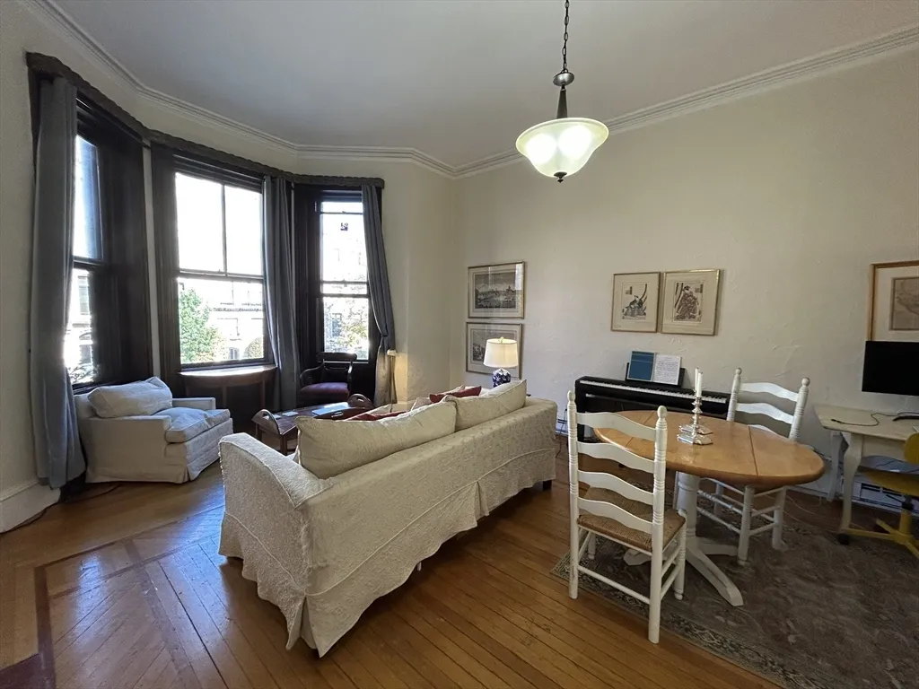 1 bed, 1 bath apartment for rent at 429 Beacon St Unit 2, Back Bay — photo 2 of 9
