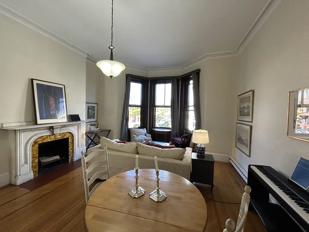 1 bed, 1 bath apartment for rent at 429 Beacon St Unit 2, Back Bay — photo 1 of 9